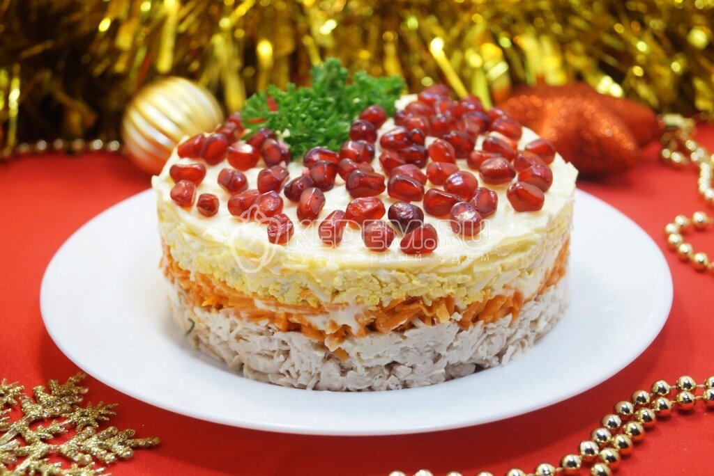 Ингредиенты: Куриное филе200 г
Морковь по-корейски50 г
Сыр50 г
Яйца4 шт
Майонез2-3 ст. л.
Зерна граната