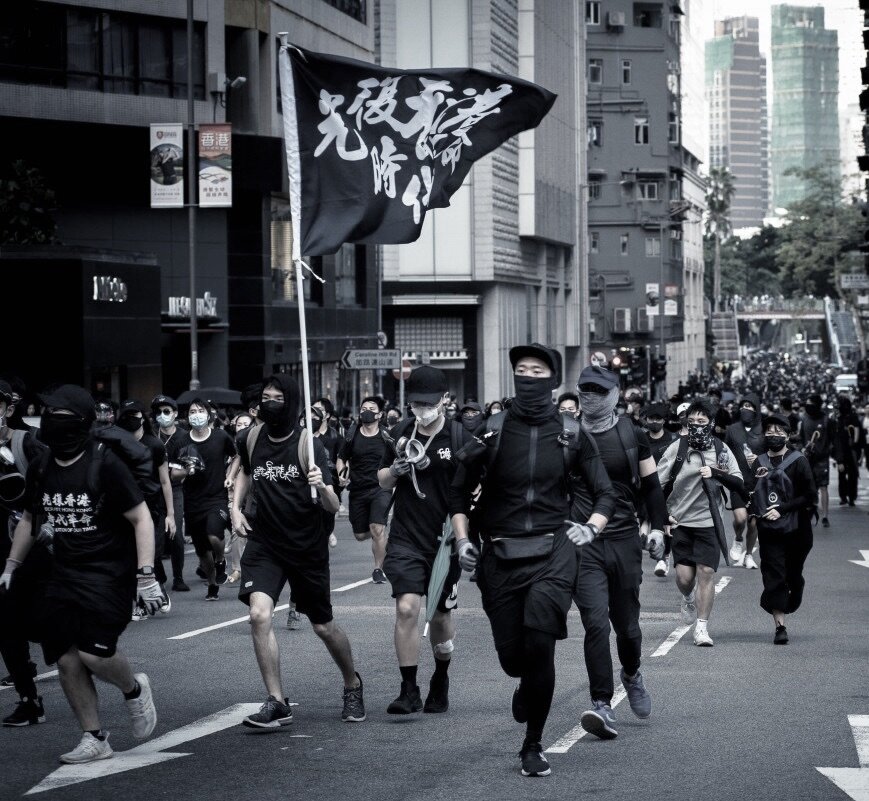 Протесты в Гонконге  как пример революции "нового века" характеризовались широкой координацией в социальных сетях и мессенджерах.