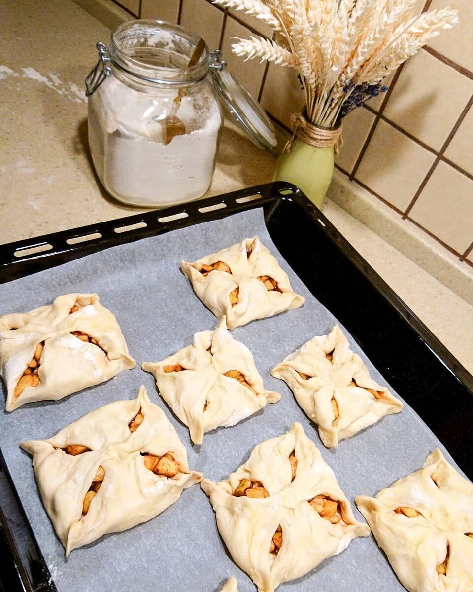 Защипите концы тщательно. В процесс запекания тесто может разойтись