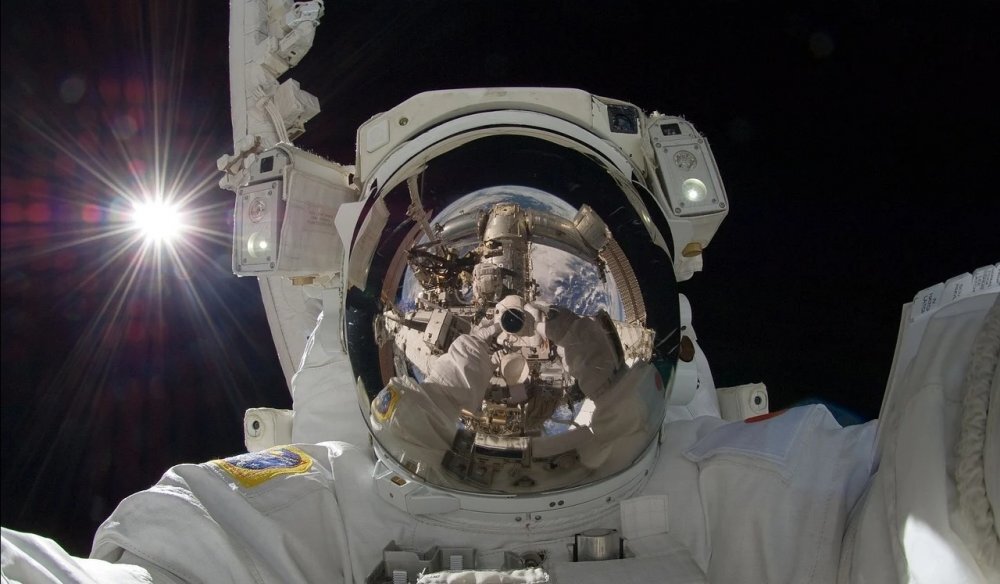 Экспериментальный китайский космический аппарат многоразового использования, благополучно совершив двухдневный полет, в воскресенье вернулся на Землю, сообщает "Интерфакс" ссылаясь на агентство «Синьхуа». 

«Успех этого эксперимента знаменует собой важный прорыв в китайских технологических исследованиях космических аппаратов многократного использования, которые обеспечат более удобный и дешевый путь к мирному использованию космоса», — цитирует РИА Новости сообщение агентства.

Аппарат был выведен на орбиту ракетой-носителем «Чанчжэн-2F» с космодрома Цзюцюань в пятницу, о чем сообщила Китайская корпорация космической науки и техники (CASC).

Китай еще три года назад анонсировал, что в 2020 году запустит космический корабль, который может летать как самолет и будет многоразовым, что увеличит частоту запусков и снизит их стоимость.