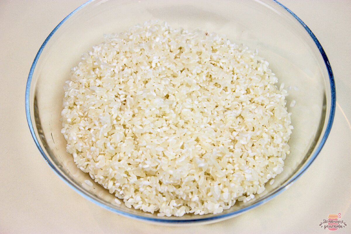 Круглозерненный рис промыть в воде (с таким сортом риса каша получается правильной консистенции)