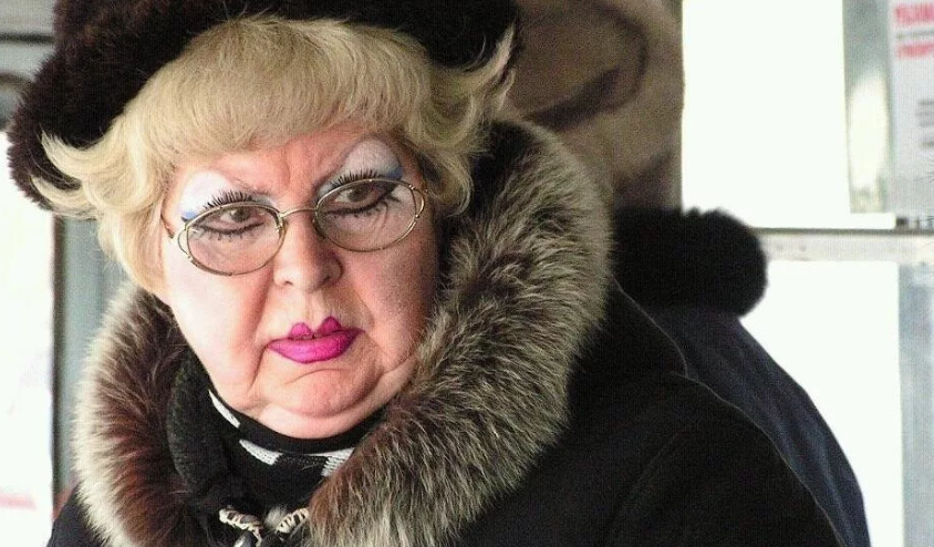 Потому как себя вела тетя люба. Бабушка с макияжем в автобусе. Бабка с ярким макияжем. Типичная тетка.