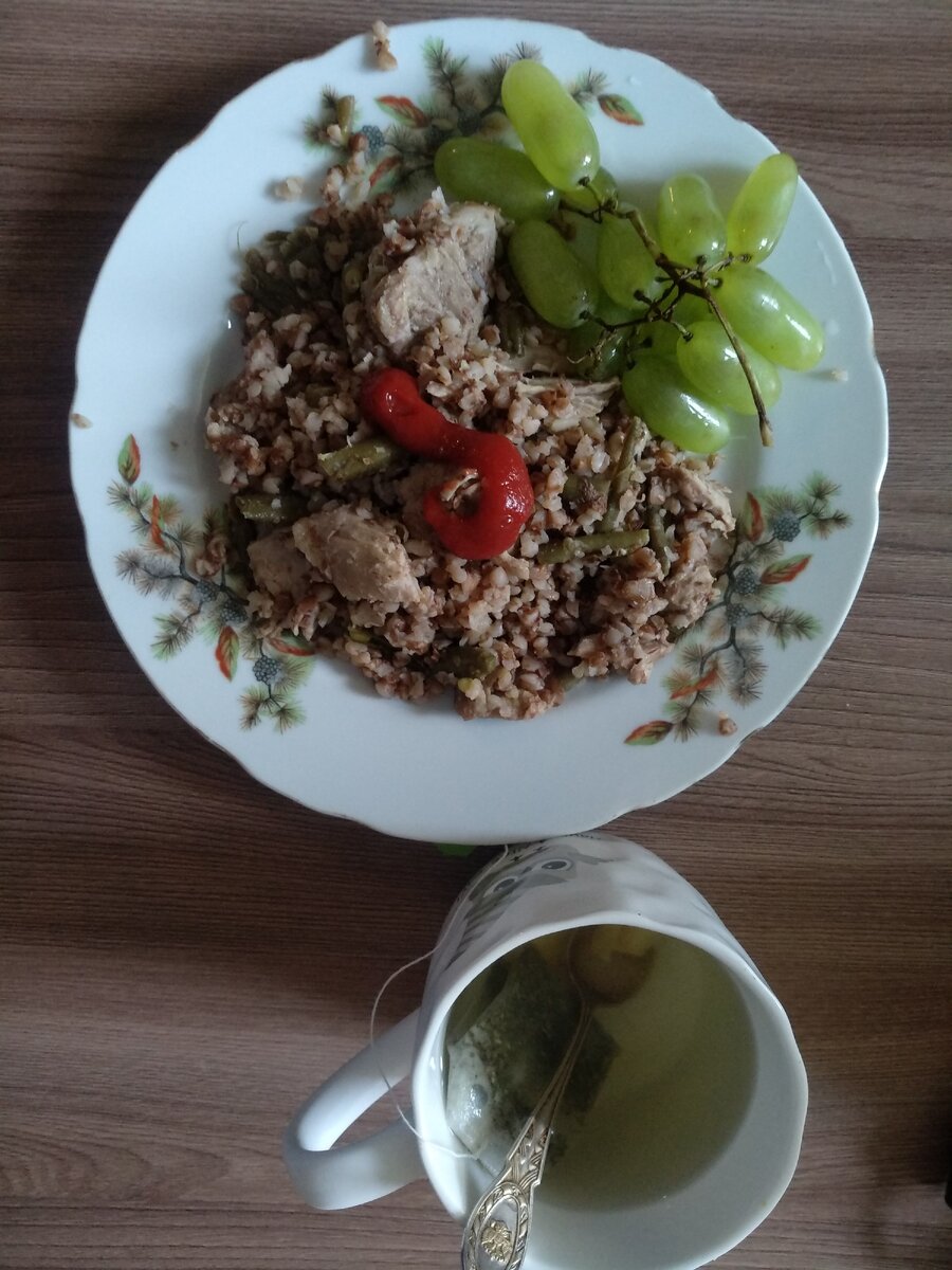 Виноград утащил сын, заменила на цукаты и орехи, был ещё бутерброд.Результат 466 калории