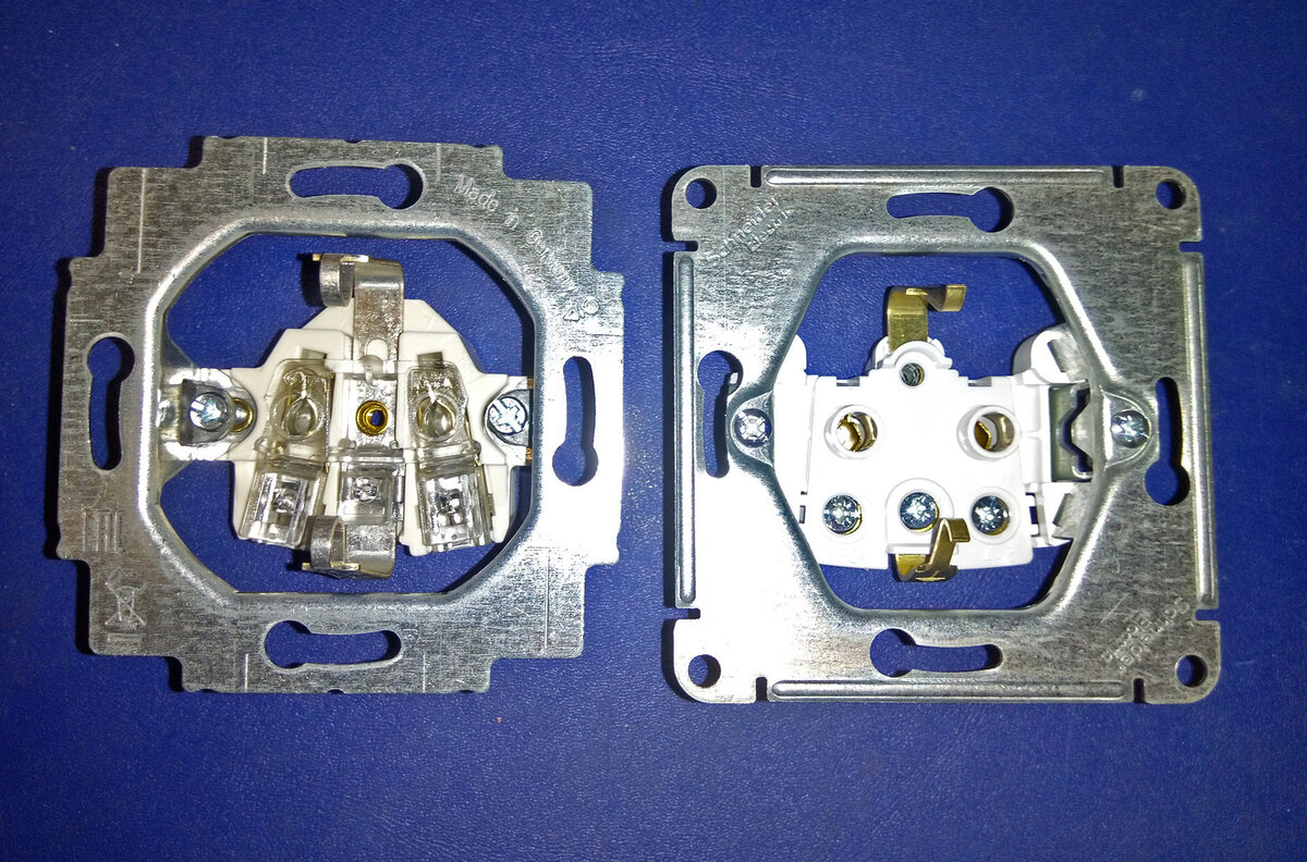 Вид механизмов без накладки - слева Германия и справа Россия