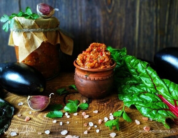 Икра из запеченных на углях овощей получается очень ароматной, густой и вкусной. Она хороша и с хлебом, и как дополнение к основным блюдам.