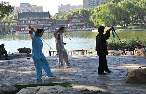 В парках Китая можно увидеть, как практикуют тайчи
