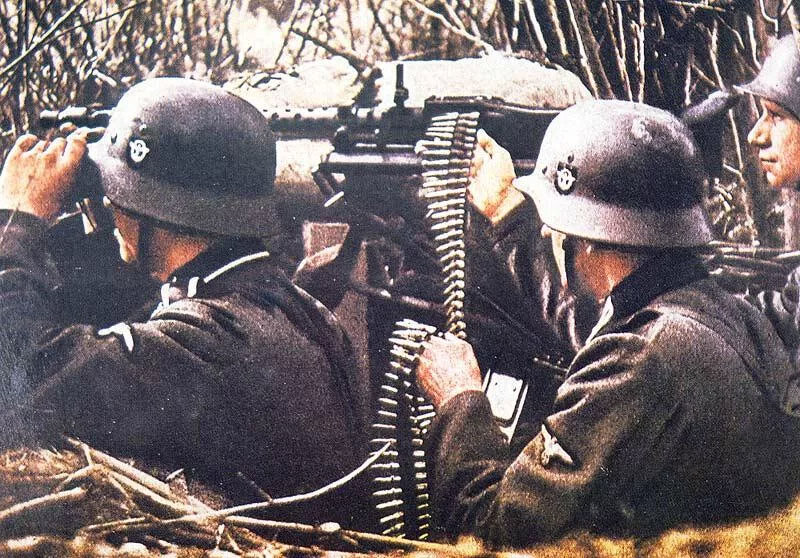 Сс восток. Солдат СС Вермахт в цвете. Немецкие пулемётчики второй мировой войны. Немецкий пулемётчик с MG-34. Немецкий пулемётчик с мг 42.
