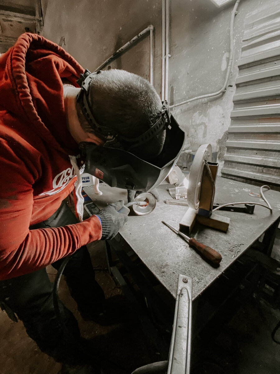 
Процесс вваривания пламегасителя
