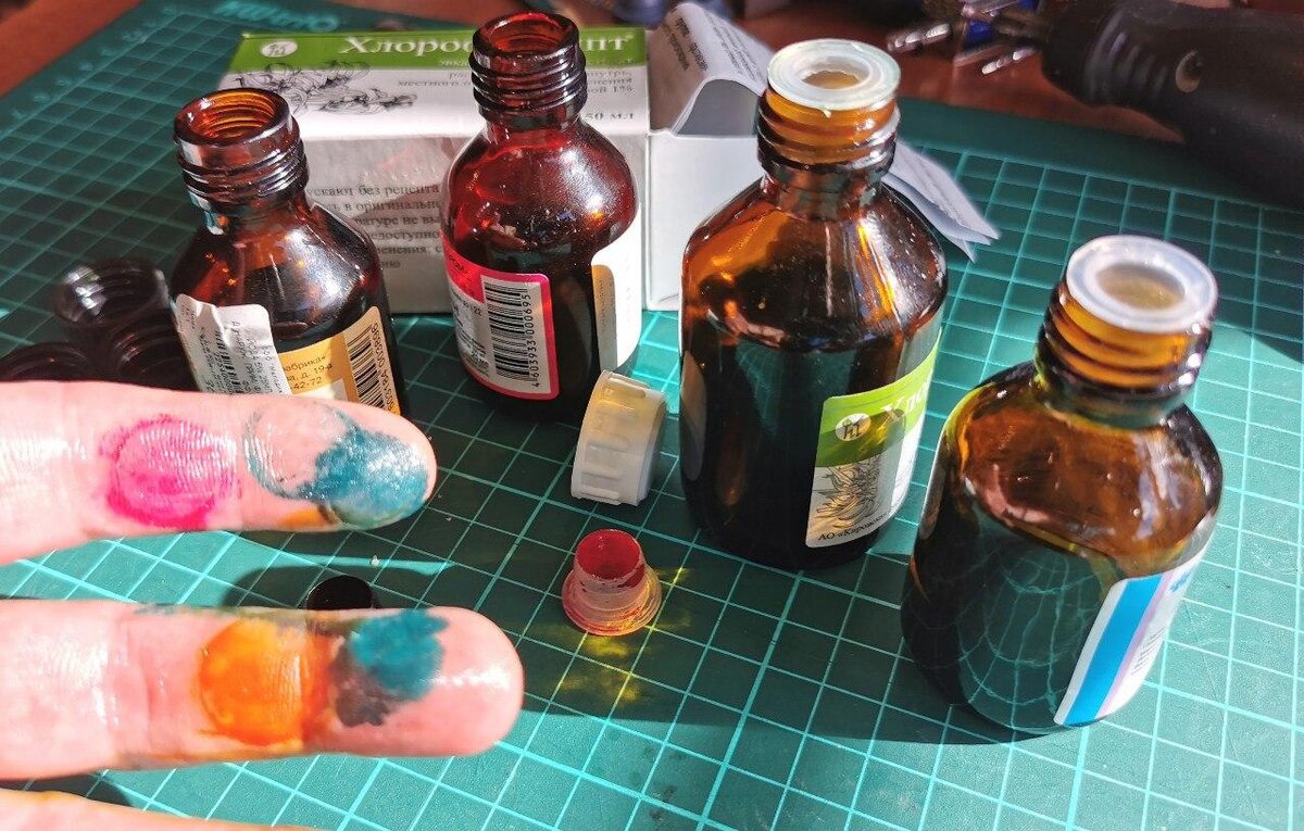 На моих пальцах йод, зеленка и фукорцин.