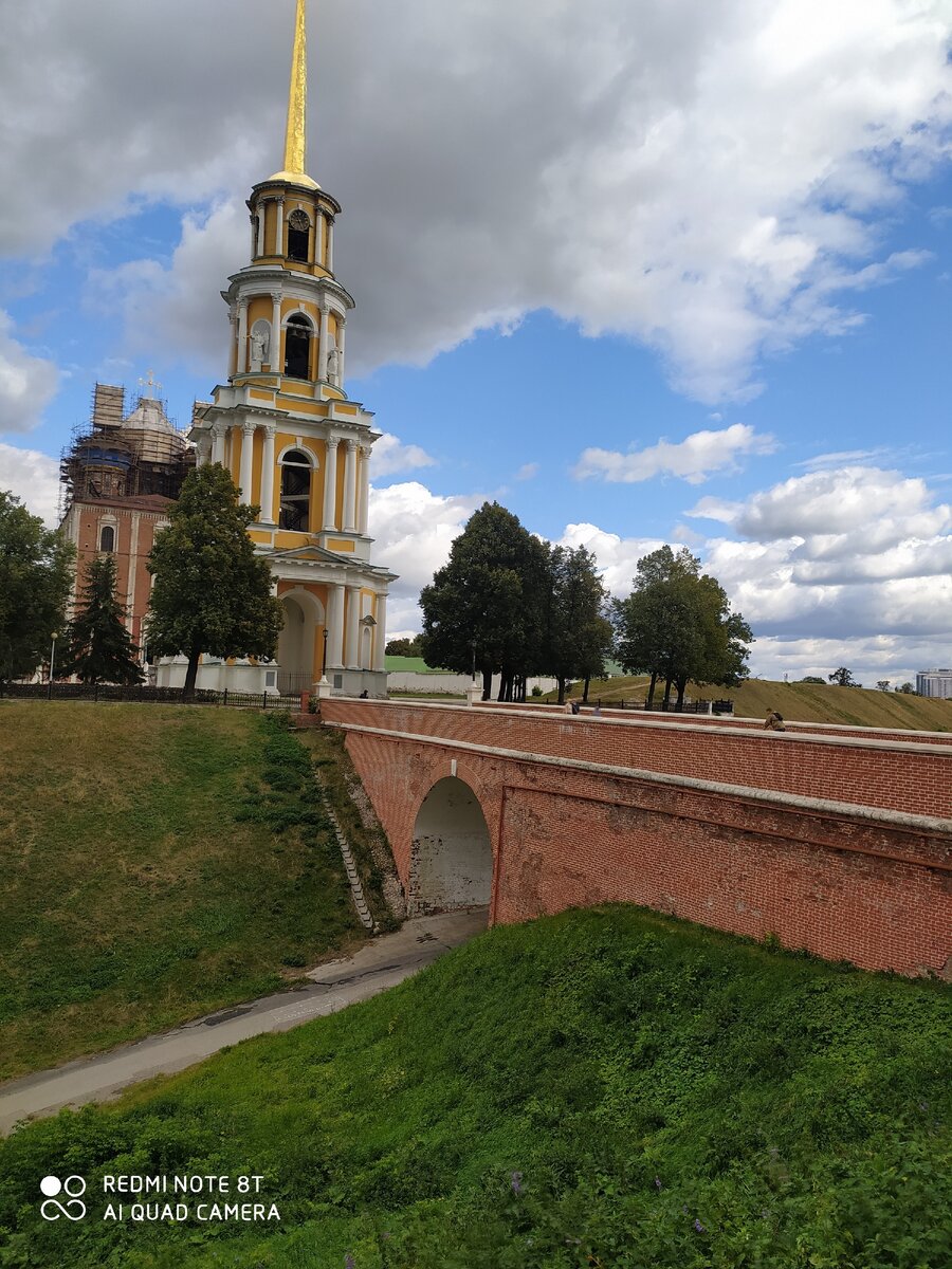 Глебовский мост и соборная колокольня. 