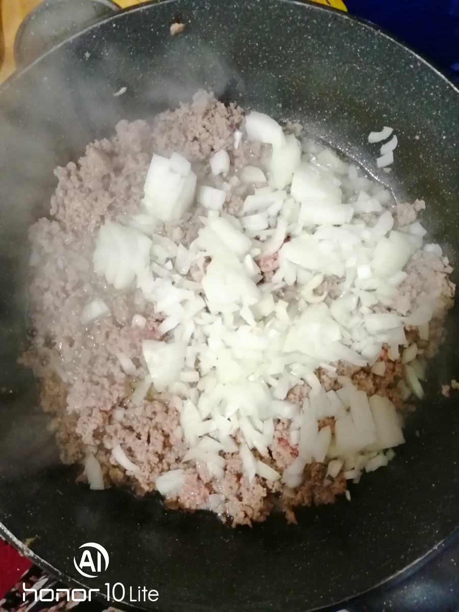 Добавить измельчённый лук