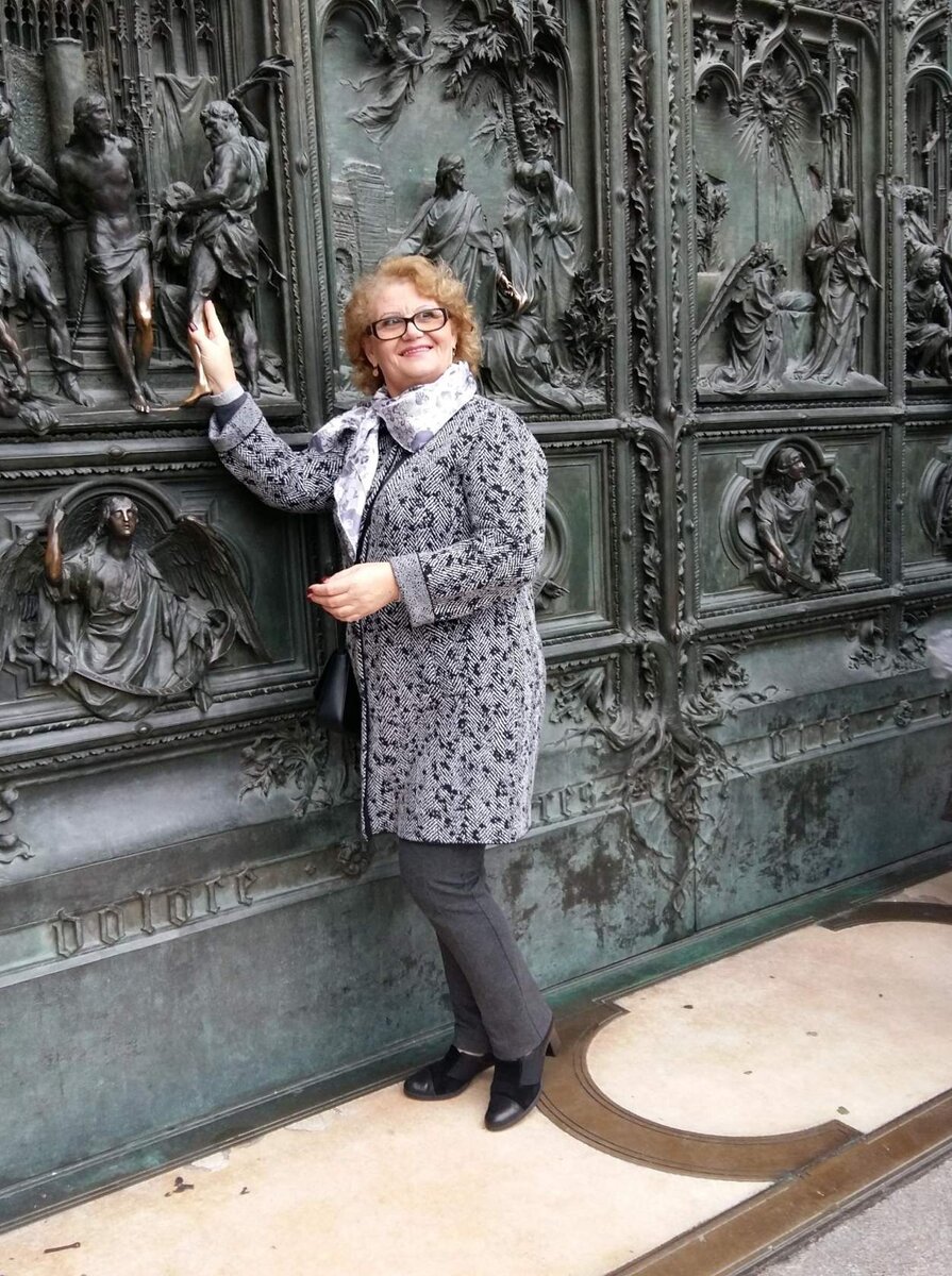 Листайте вправо. Моя Валюшка. Человек, изменивший жизнь мою и моих детей. Фото из моих личных архивов в ОК. 