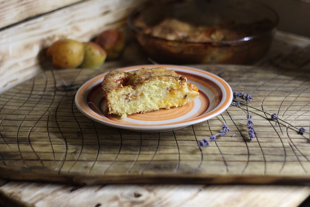 Пирог с корицей. Пирог с абрикосом и корицей. Пирог сабрикосами и карицеи. Бостон пирог с корицей. Немецкий яблочный пирог с корицей и абрикосовым джемом.