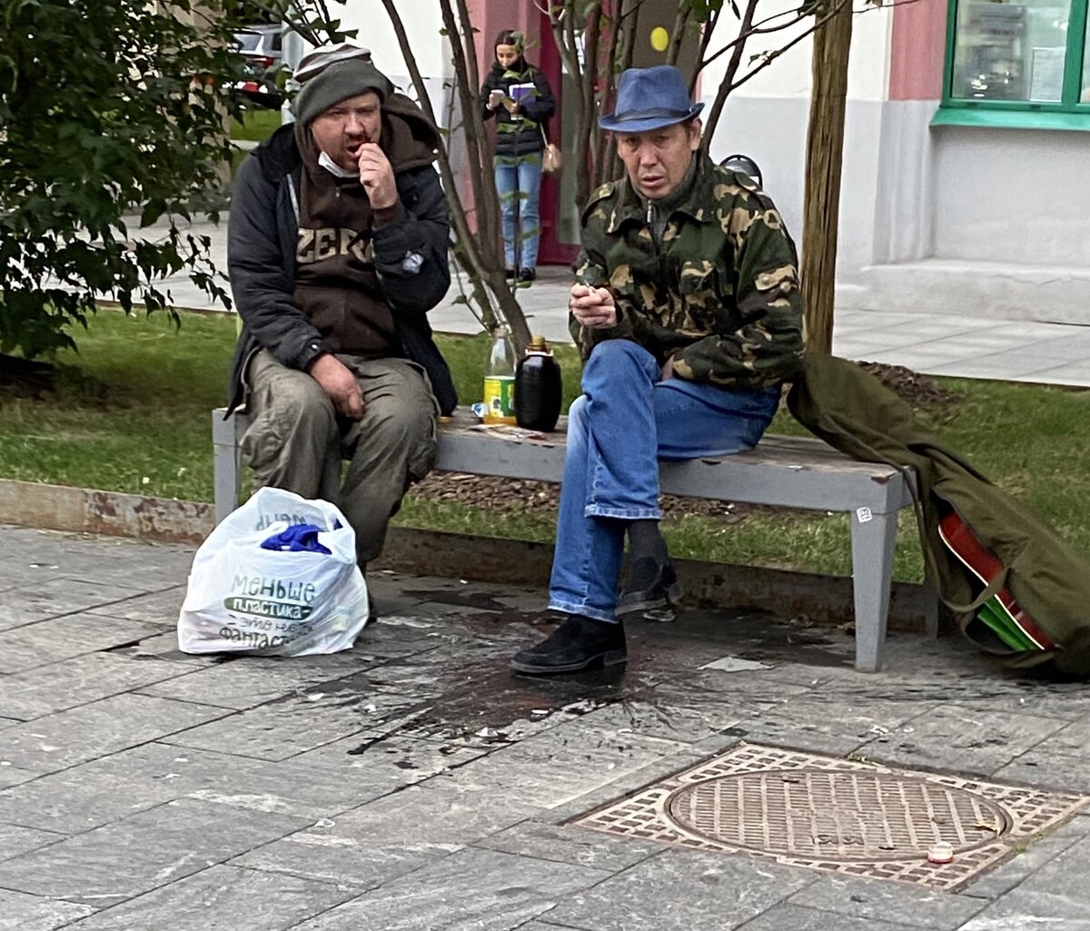 Ребята думают в каком банке взять ипотеку 