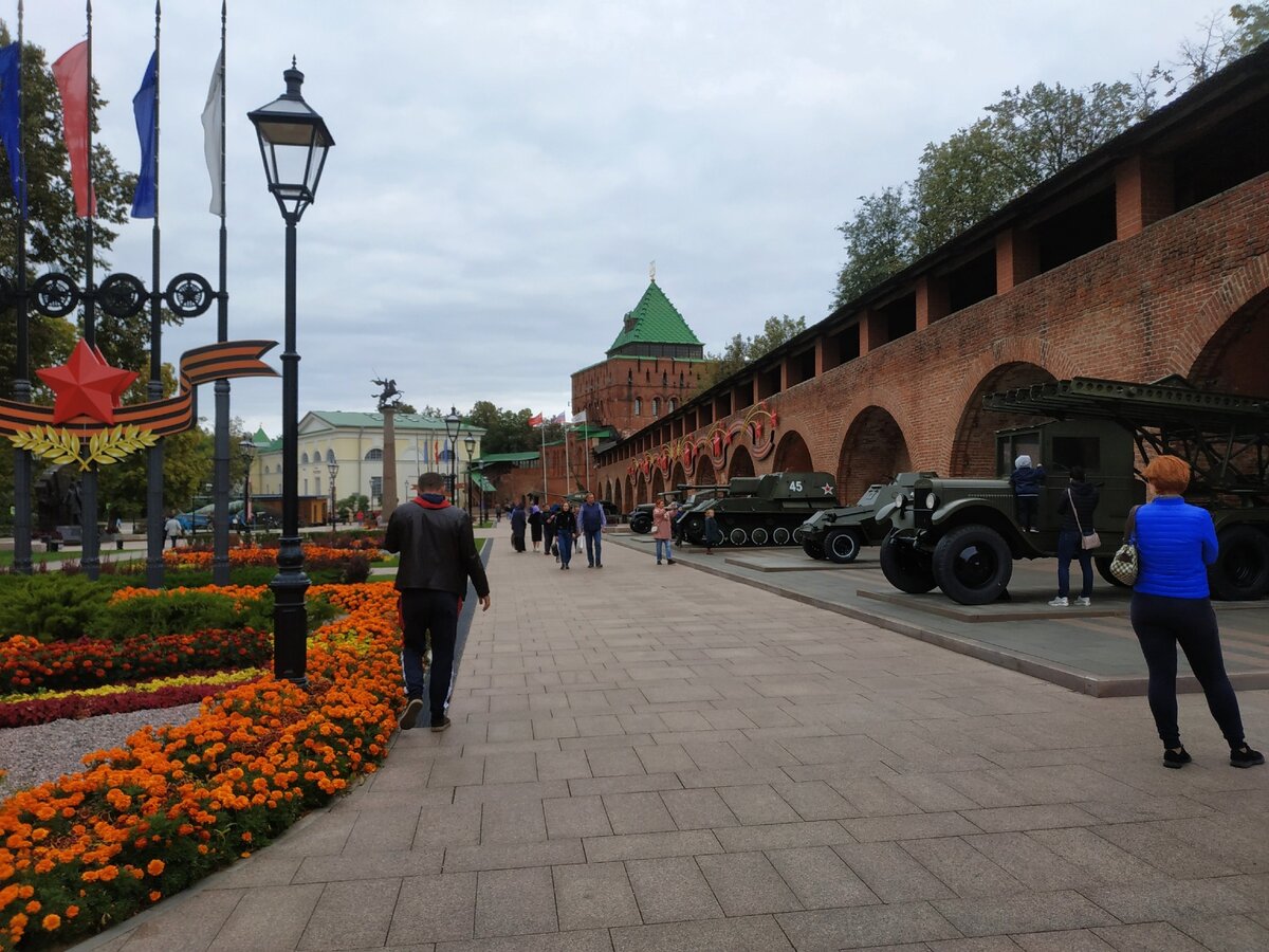 Вход на территорию Кремля свободный и бесплатный.