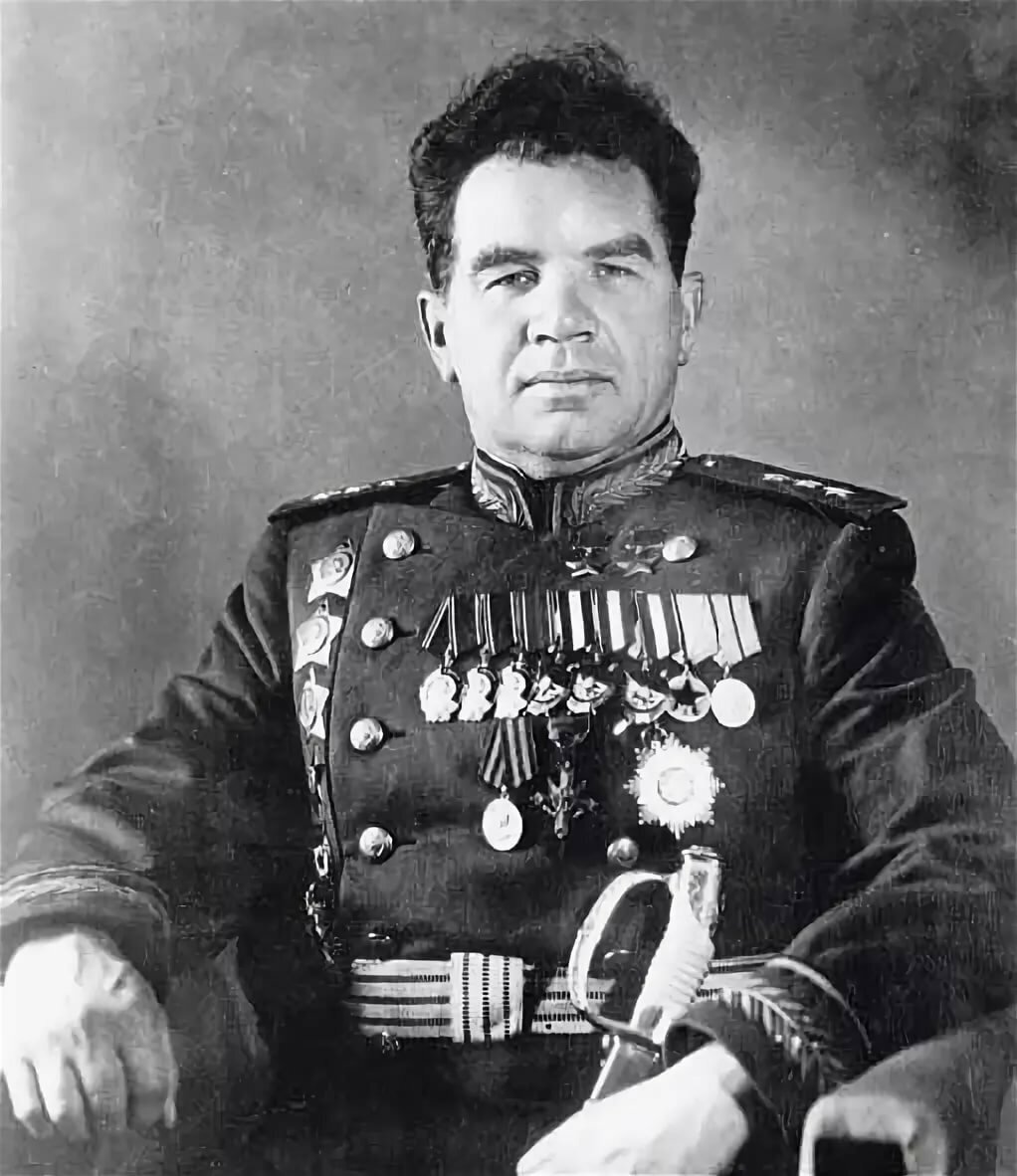 Я ровесник века, 1900 года рождения. Сын крестьянина села Серебряные Пруды Тульской губернии. Мои предки – землеробы. Не от сладкой жизни мне пришлось в 12 лет уехать из родного дома в Питер на заработки и испытать эксплуатацию капиталистов. Моя последняя специальность – слесарь шпорной мастерской. Никогда не думал быть профессиональным военным. И если бы был призван в царскую армию, мой потолок по званию был бы солдат или матрос, как у четверых моих братьев.Но в начале 1918 г. я по призыву партии Ленина добровольцем пошёл в Красную Армию на защиту своего Отечества рабочих и крестьян. 56 лет состою в кадрах Красной Армии. Имею звание Маршала Советского Союза. Коммунист с 1919 года. Участник Гражданской войны, с 19 лет командовал полком. Участник многих сражений с белогвардейцами и интервентами на Южном и Западном фронтах до начала 1922 года. После Гражданской до Великой Отечественной войны также сражался против тех, кто хотел прощупать штыком мощь наших Вооружённых Сил. Когда я прочитал в «Правде», что в наши дни нашёлся человек, который Победу под Сталинградом приписывает штрафным батальонам, не поверил своим глазам. Мне известно, что это А.Солженицын – лауреат Нобелевской премии. Я не вникаю в то, какие обстоятельства способствовали присвоению ему этого звания. Но звание лауреата Нобелевской премии ко многому обязывает. На мой взгляд, оно несовместимо с невежеством и ложью.
Василий Иванович Чуйков, герой Сталинградской битвы.
Передо мной на столе книга «Архипелаг Гулаг» Солженицына. Незнаком с Солженицыным, который, оперируя выдуманными «фактами», снабжает врагов мира и прогресса потоком лжи и клеветы на нашу Родину, на Сталина, на наш народ. Не могу перенести такой клеветы. Клеветы на армию, которая спасла все человечество от коричневой чумы и которая заслужила благодарность всех прогрессивных людей мира. Наша армия – детище своего народа. Оскорбление Армии – это величайшее преступление перед народом, который породил и воспитал ее для защиты от врагов и недругов. На странице 90 книги «Архипелаг гулаг» Солженицын пишет: «Так очищалась Армия Действующая. Но ещё была огромная армия бездействующая на Дальнем Востоке и в Монголии. Не дать заржаветь этой Армии – была благородная задача особых отделов. У героев Халхин-Гола и Хасана при бездействии начали развязываться языки, тем более что им теперь дали изучать до сих пор засекреченные от собственных солдат дегтяревские автоматы и полковые минометы. Держа в руках такое оружие, им трудно было понять, почему мы на Западе отступаем».Неужели вам, Солженицын, и вашим западным друзьям и шефам неизвестно, что Дальневосточной Армии, которую вы называете «бездействующей», после Гражданской войны и интервенции пришлось трижды отбивать нападение врагов, которые штыками прощупывали мощь нашей Красной Армии и всего Советского Союза? Неужели вы забыли бои на Дальневосточных границах в 1929, 1938 и 1939 годах? Солженицын выдаёт чаяния таких западных и восточных деятелей, как Чемберлен, Даладье, Гувер, Чан Кайши и других, которые в 30-е годы из кожи вон лезли, стараясь натравить на нас японских самураев и тем самым за счёт территорий Советского Союза удовлетворить алчные аппетиты империалистической Японии.Я знаю, что в 1941 и 1942 гг. японская Квантунская армия два раза развёртывалась у наших Дальневосточных границ в полной готовности для нападения. Первый раз Квантунская армия сосредоточилась и развернулась для нападения осенью 1941 года в период битвы под Москвой. Разгром гитлеровцев под стенами нашей столицы охладил воинственный пыл самураев. Они вынуждены были вернуть свои войска с границы на зимние квартиры. Второй раз эта же армия, но более усиленная, приготовилась к нападению осенью 1942 г., когда шла битва на Волге, у стен Сталинграда. Квантунская армия ждала сигнала для нападения. Сигналом должно было стать падение Сталинграда. И в этом случае Сталинград выстоял, и японская военщина, имея перед собой нашу Дальневосточную Армию и наученная горьким опытом Халхин-Гола, не посмела напасть на нас и тем самым открыть против нас второй фронт на Востоке.Вы, Солженицын, и ваши зарубежные шефы, по-видимому, очень бы хотели, чтобы Советское правительство и народ защищали свои Дальневосточные границы пактом о ненападении, заключённом с Японией в марте 1941 г., который в руках агрессоров был не больше чем клочок бумаги. Вы умалчиваете, умышленно и специально не хотите сказать о мудрости руководства Советского правительства и Ставки Верховного Главнокомандования, которые, несмотря на козни империалистических правительств, громили врагов по очереди. Прежде всего разгромили полчища Гитлера, Муссолини, Антонеску и других на Западе, а затем, выполняя союзнические обязательства, нанесли сокрушительный удар Квантунской армии на Дальнем Востоке и тем самым поставили на колени империалистическую Японию. Читаю дальше Солженицына.На страницах 91 и 92 вижу: «В этом же году, после неудач под Керчью (120 тысяч пленных), под Харьковом ( ещё больше), в ходе крупного южного отступления на Кавказ и к Волге – прокачан был ещё очень важный поток офицеров и солдат, не желавших стоять насмерть, и отступавших без разрешения, тех самых, кому, по словам бессмертного сталинского приказа номер 227, Родина не может простить своего позора. Этот поток не достиг, однако Гулага: ускоренно обработанный трибуналами дивизий, он весь гнался в штрафные роты и бесследно рассосался в красном песке передовой. Это был цемент фундамента Сталинградской Победы. Но в общероссийскую историю не попал, а остался в частной истории канализации».Как могли вы, Солженицын, дойти до такого кощунства, чтобы оклеветать тех, которые стояли насмерть и победили смерть?! Сколько надо иметь ядовитой желчи в сердце и на устах, чтобы приписать Победу штрафным ротам, которых до и во время Сталинградского сражения не было и в природе. Вы злобно клевещете на Советскую Армию и народ перед историей и перед всем человечеством. Неужели вы и ваши шефы думаете, что все народы мира забыли, как они с затаенным дыханием следили за гигантской битвой, потому, что ее исход отвечал на вопрос: пойдут ли гитлеровцы в своём стремлении к завоеванию мирового господства дальше или будут остановлены и повёрнуты вспять? Ответ на этот вопрос дали мы, сталинградцы. Гитлеровцы не прошли. Были разгромлены их ударные силы, потому что нас цементировала партия Ленина.Вам не нравится приказ номер 227 Сталина, который вооружал нас, всех бойцов, на беспощадное истребление врага. Но вы не знаете о двух предыдущих решениях и приказах Ставки Верховного Главнокомандования. Теперь уже не секрет: 6 июля, чтобы вывести войска Юго-Западного фронта из-под угрозы окружения, Ставка решила отвести эти войска на новые позиции. А когда создалась угроза окружения войск Южного фронта, Ставка 15 июля приказала отвести эти войска на реку Дон. Да, мы отступали по приказу Ставки, но в то же самое время усиливали своими резервами наиболее опасные направления. Отход наших войск по приказу Ставки на Дон так вскружил голову Гитлеру, его фельдмаршалам и генералам, что они уже считали Советскую Армию разбитой и бросили главные силы на Кавказ. Но когда опомнились и начали усиливать Сталинградское направление, то было уже поздно. Сталинградцы отбили более 700 атак отборных войск Гитлера, переломили его людей и технику, а затем нанесли сокрушительное поражение всем войскам на южном крыле Советско-германского фронта.Вам не нравится приказ номер 227? Я знаю это. У вас в этом вопросе много единомышленников из генералов вермахта. Генерал Дерр в своём труде «Поход на Сталинград» на странице 30 пишет: «Приказ Сталина был характерен стилем изложения: отеческий тон обращения к солдатам и народу... Никаких упреков, никаких угроз... Никаких пустых обещаний... Он возымел действие. Примерно с 10 августа на всех участках фронта было отмечено усиление сопротивления противника». В том же августе командир 14-го танкового корпуса генерал фон Витерсгейм доносил Паулюсу: «Соединения Красной Армии контратакуют, опираясь на поддержку всего населения Сталинграда... На поле битвы лежат убитые рабочие в своей спецодежде, нередко сжимая в руках винтовку... Мертвецы в рабочей одежде застыли, склонившись над рулем разбитого танка. Ничего подобного мы никогда не видели».Вы, Солженицын, возвели ложь и нанесли гнусное оскорбление тем войскам, которым рукоплескал весь мир, все прогрессивное человечество. Я напомню слова таких людей, которых чтит все человечество: «Всероссийский староста», как мы любовно называли М.И.Калинина, в своём обращении к богатырям Сталинграда писал: «За этот срок вы переломили много вражеских дивизий и техники. Но не только в этом выражаются ваши достижения. Мужество бойцов и умение командиров в отражении врага, сделали то, что инициатива противника в значительной мере была парализована на отдельных участках фронта. В этом истерическая заслуга защитников Сталинграда».Вы умышленно забыли о грамоте президента США Рузвельта, который писал: «От имени народов США я вручаю эту грамоту городу Сталинграду, чтобы отметить наше восхищение его доблестными защитниками, храбрость, сила духа, самоотверженность которых во время осады с 13 сентября 1942 по 31 января 1943 гг. будут вечно вдохновлять сердца людей. Их славная Победа остановила волну нашествия и стала поворотным пунктом войны Союза наций против сил агрессии».Сознаюсь, что болезненно переживаю оскорбление, нанесённое вами нам, сталинградцам. Говорю вам, потому что пережил двести огненных дней и ночей, все время находился на правом берегу Волги и в Сталинграде. Может быть по-вашему, я, как штрафник, был назначен командовать 62-й армией, о заслугах которой газета «Правда» 25 ноября 1942 г. писала: «В ходатайстве, где упомянуты Армии, защищающие Сталинград, подчёркивается особая роль 62-й Армии, отразившей главные удары немцев на Сталинград, ее командующего генерал-лейтенанта товарища Чуйкова, генерал-майора Родимцева, генерал-майора Гурьева, полковника Балвинова, подполковника Скворцова и др., а также артиллеристов и лётчиков».По-вашему, Солженицын, выходит, что гвардейские дивизии Родимцева, Гурьева, Жолудева и др., состоявшие более чем из 50% коммунистов и комсомольцев, были «сцементированы» штрафными ротами?! Неужели боец-снайпер Василий Зайцев, уничтоживший около 300 фашистов и первым произнёсший слова, которые воодушевили всех сталинградцев: «За Волгой для нас земли нет», – был штрафником или «сцементирован» штрафниками? Неужели сержант Яков Павлов и возглавляемая им группа бойцов разных национальностей, 58 дней и ночей защищавшие дом, который так и не взяли гитлеровцы, а положили вокруг этого дома своих трупов больше чем при взятии французской столицы – Парижа, неужели эти добрые защитники Сталинграда были «сцементированы» штрафными ротами? Неужели Люба Нестеренко, умирая, истекая кровью от раны в грудь, – в ее руках бинт, она и перед смертью хотела помочь товарищу, перевязать рану, но не успела, – неужели она тоже «сцементирована» штрафниками или штрафником? Неужели славный сын испанского народа Рубен Ибаррури был штрафником или «цементирован» штрафниками? Мог бы привести сотни и сотни, тысячи примеров героизма и преданности всех сталинградцев своему народу и Ленинской партии. Над этими героями вы, Солженицын, посмели издеваться, изливая на них потоки лжи и грязи.Я снова повторю: в период Сталинградской эпопеи в Советской Армии не было штрафных рот или других штрафных подразделений. Среди бойцов-сталинградцев не было ни одного бойца штрафника. От имени живых и погибших в бою сталинградцев, от имени их отцов и матерей, жён и детей, я обвиняю вас, А.Солженицын, как бесчестного лжеца и клеветника на героев-сталинградцев, на нашу армию, на Сталина, на весь наш народ. Я уверен, что это обвинение будет поддержано всеми сталинградцами. Они все как один назовут вас лжецом и предателем. Если хотите в этом убедиться, то поезжайте в Сталинград, поднимитесь на Мамаев-Курган и посмотрите на непрерывный поток людей, паломников из многих стран, людей многих национальностей, идущих по лестницам, чтобы почтить память героев. И упаси вас Бог объявить, что вы – А.Солженицын!