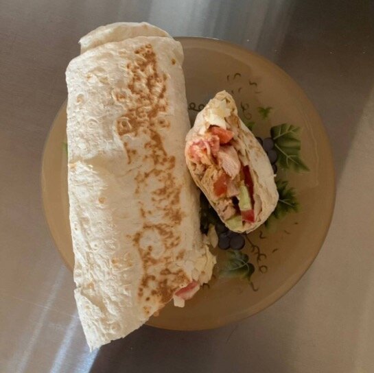  Ингредиенты
Лаваш
Курица
Огурец
Помидор
Капуста
Сметана
Майонез
Чеснок
Красный перец
Сыр (можно без него)
Как приготовить
 

