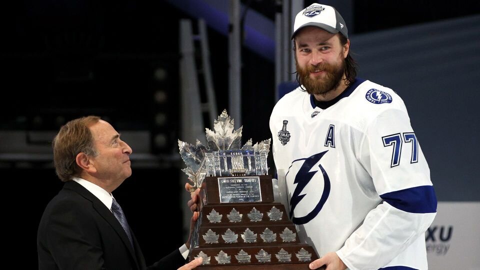 Конн Смайт в руках Виктора Хедмана, фотоDave Sandford/NHLI via Getty Images