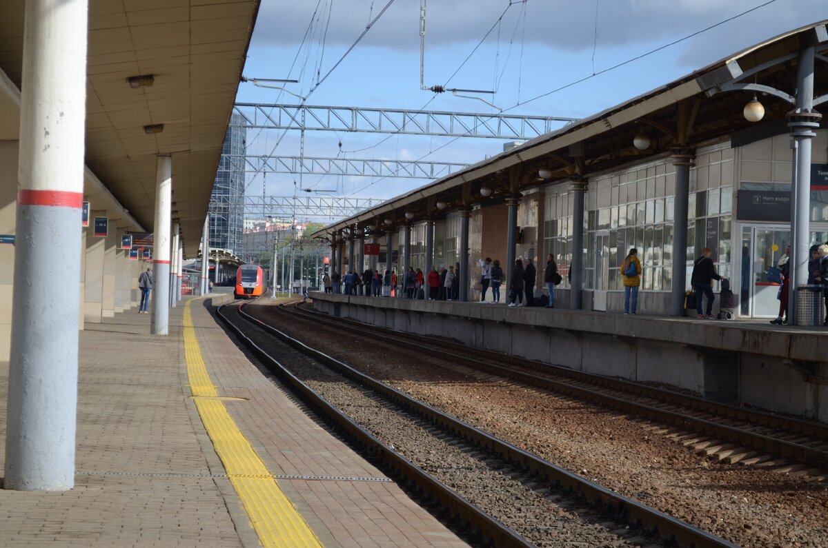 Ласточка прибывает из депо Подмосковная, чтобы забрать уважаемых пассажиров. Май 2019.