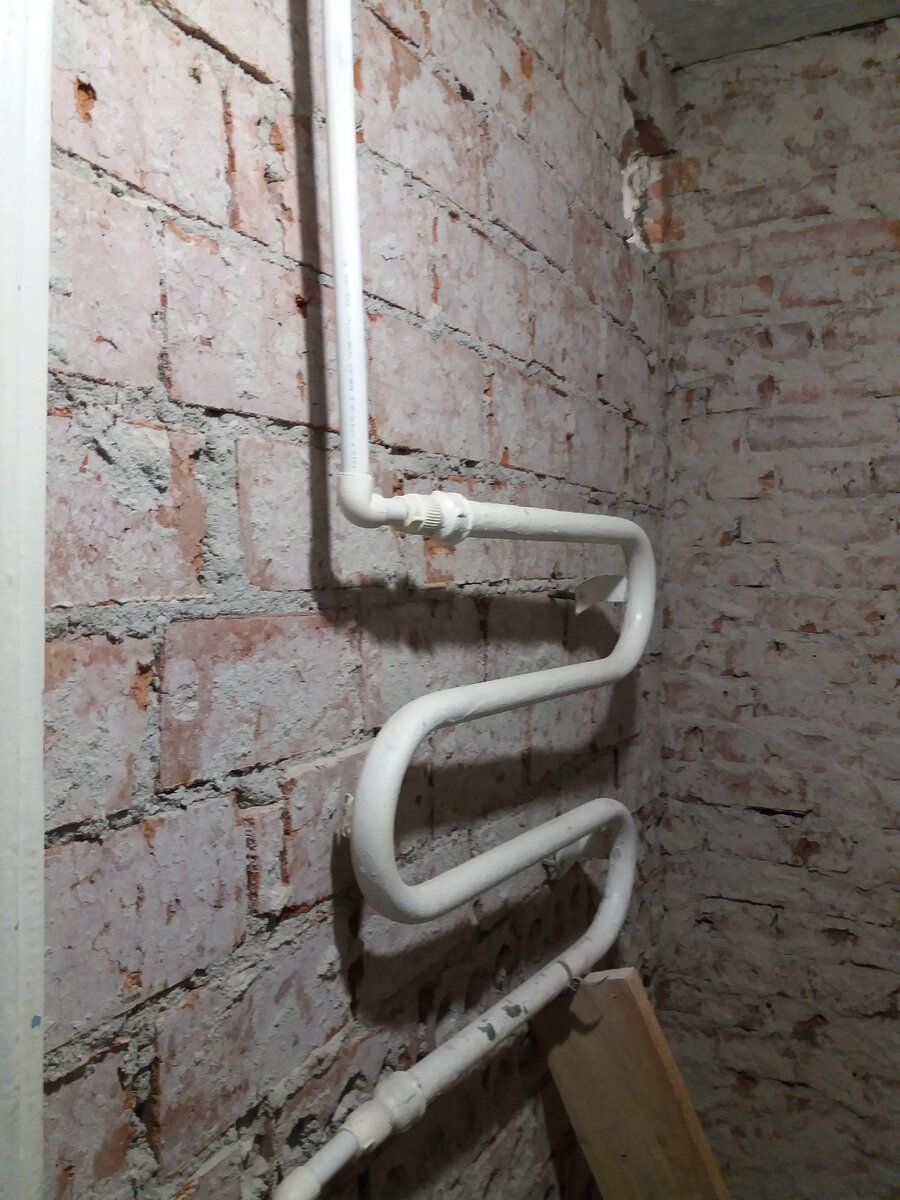 Снята старая штукатурка, полотенцесушитель под замену