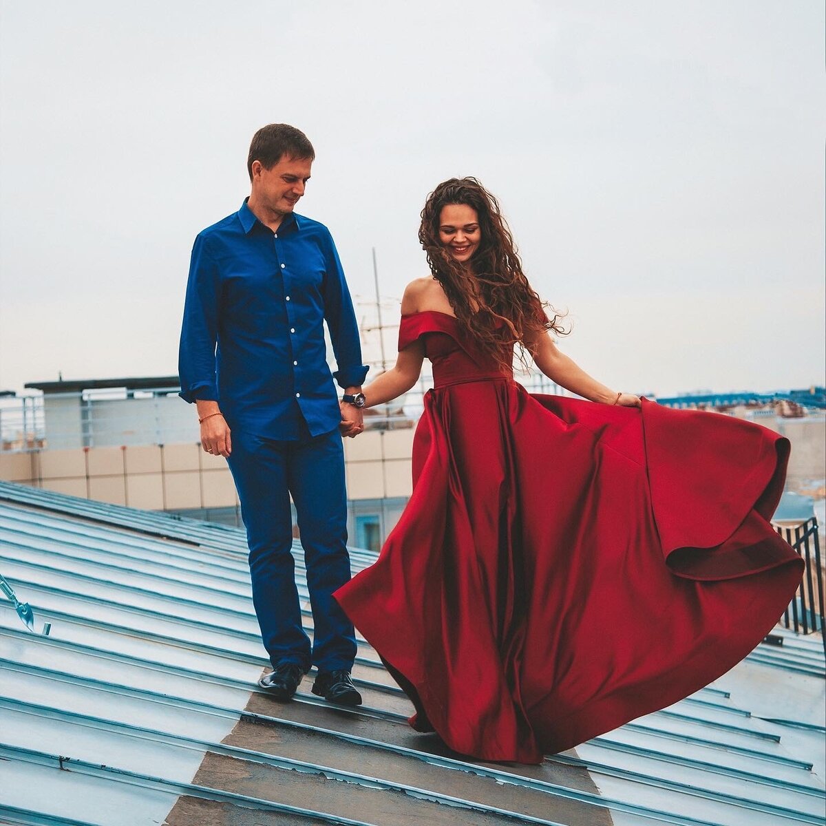 Передвигалась по крыше на каблуках я очень медленно