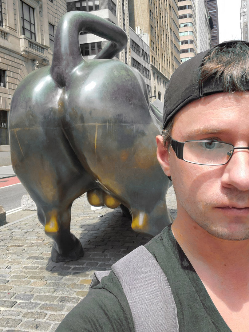 Виктор рядом с символом богатства