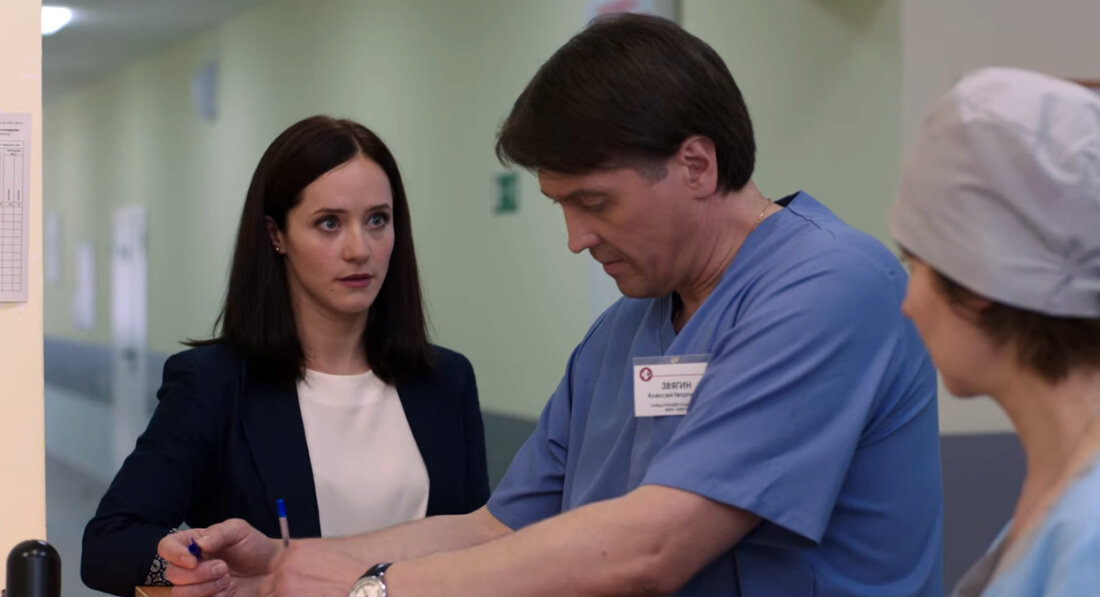 Ольга Лерман (Маша) и Денис Матросов (завотделением Звягин). Кадр тз кинофильма "Машкин дом", 2018 г., режиссер Екатерина Побединская, сценаристы Елена Бычкова, Ксения Набойченко, композитор Олег Литвишко. Скриншот кадра для иллюстрации