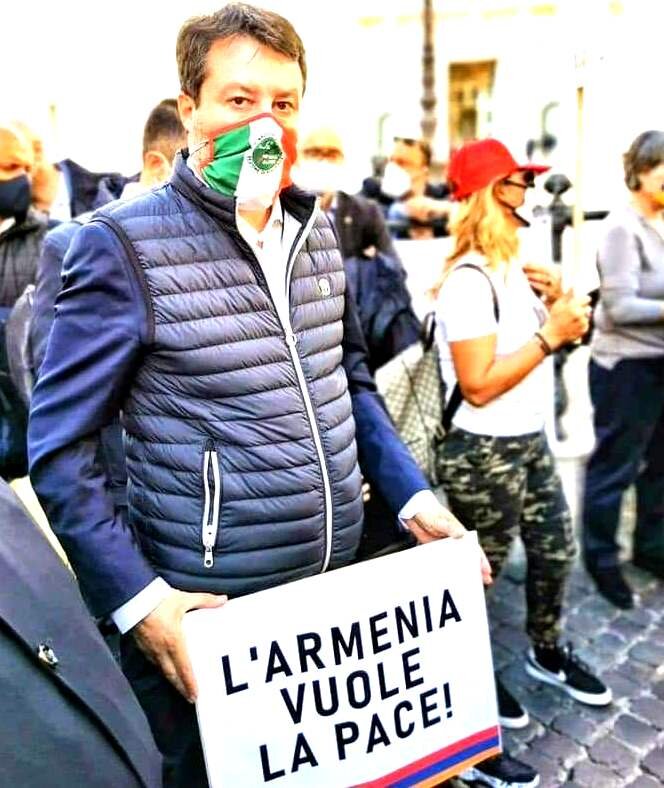 Протестующий с плакатом