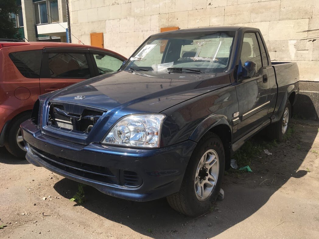 А это уже лето 2020-го. Как оказалось, машина заброшена, а отсутствие деталей - следствие воровства. Кстати, с тех пор ещё и хабы с передних ступиц спёрли.