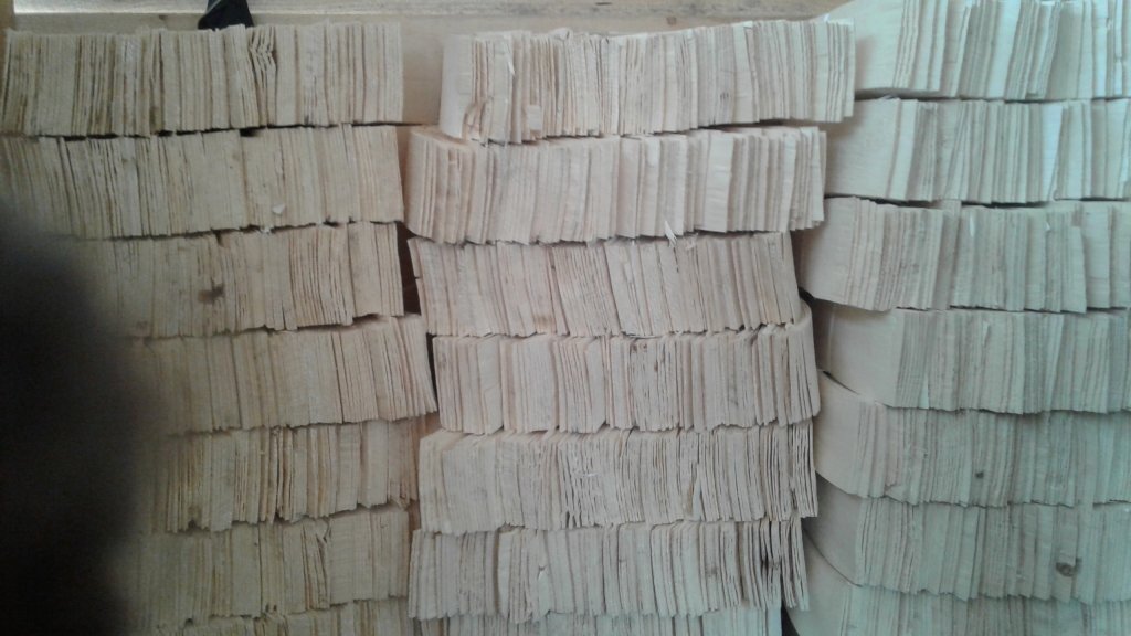 Пачки дранки в сарае. В каждой пачке 1м2 или 110 шт.