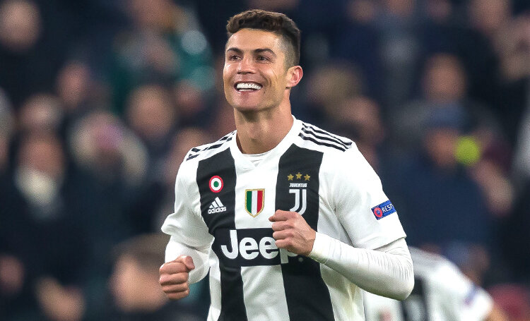 Матч Лиги чемпионов против «Барселоны» запланирован на 28 октября. В случае, если у Роналду не будет осложнений, срок его изоляции истечет 27 октября. Таким образом, у него еще есть шанс выйти на поле в матче против каталонского клуба. Португалец не сыграет против «Кротоне» и «Вероны» в рамках Серии А, а также не выйдет на поле в стартовом матче группового этапа Лиги чемпионов против киевского «Динамо».