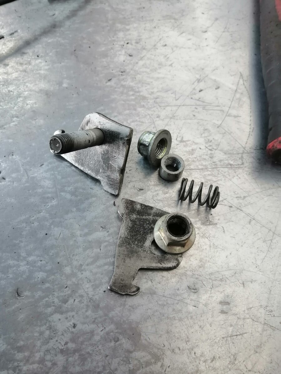 Почти готовая подставка под телефон, все детали в куче