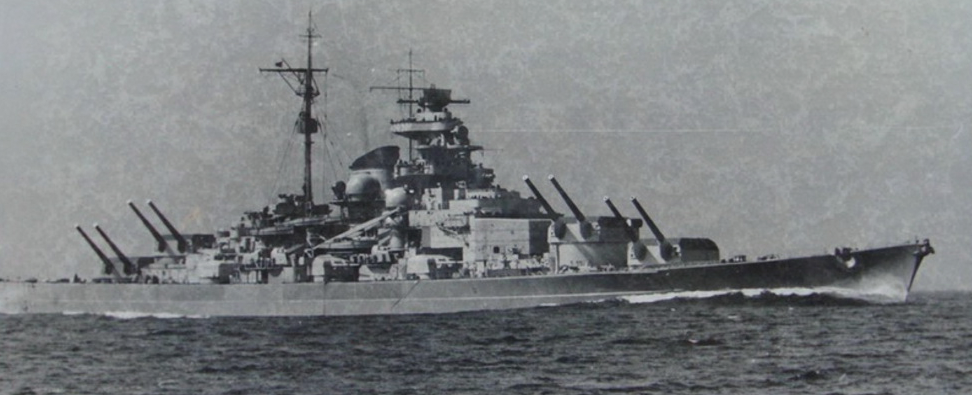 «Тирпиц» – крупнейший корабль Третьего рейха длиной свыше 250 м, а его основное вооружение состояло из восьми 380-мм орудий. Эта тяжёлая артиллерийская плавучая батарея была способна в одиночку потопить караван Великобритании. Такой могучий линкор способен был принимать только единственный сухой док на побережье Атлантики во французском городке Сен-Назер, что в 400 км от ближайшего британского порта.