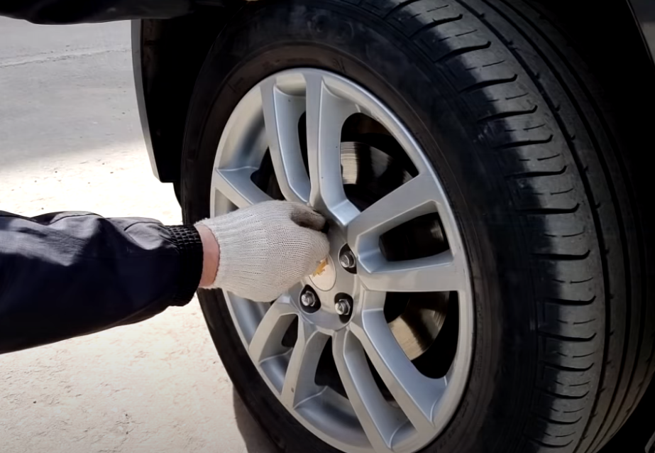 Снимаем колесо