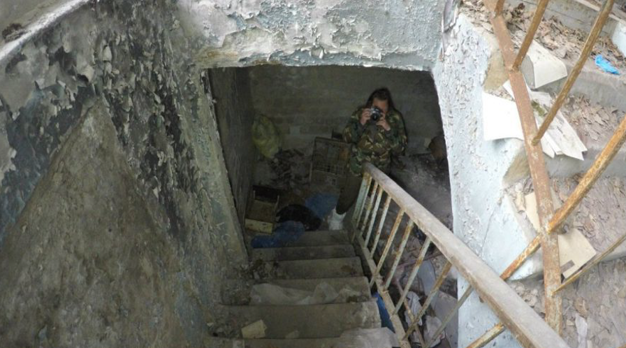 Вход в «ад» и надпись на стене «Тыща распадив»