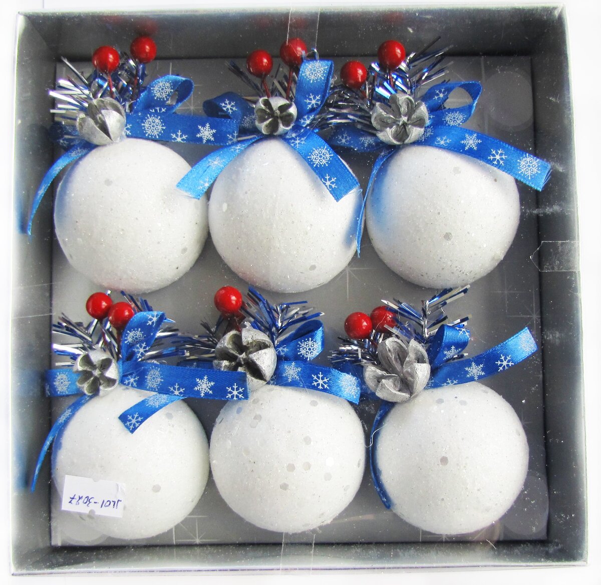 Важно  также уметь выбрать из всего разнообразия качественный товар, который  соответствует всем требованиям безопасности, ведь никто не хотел бы  получить в подарок по окончании праздничных дней аллергию, а то и  химическое отравление, что особенно актуально при наличии в семье  маленьких деток и животных. Дадим несколько полезных рекомендаций по выбору качественных и безопасных новогодних вещей из пластмассы: