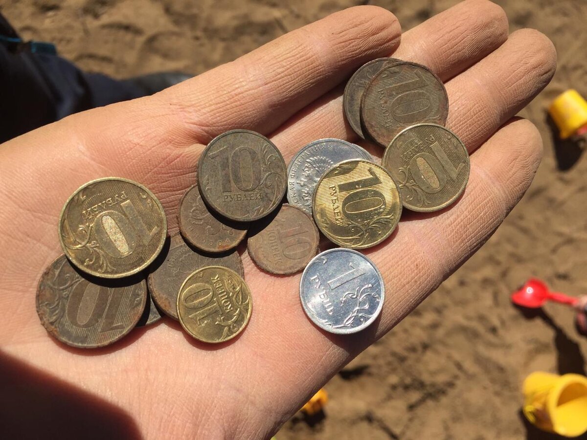 пока сын капает строительный котлован, я вокруг него выравниваю площадку 