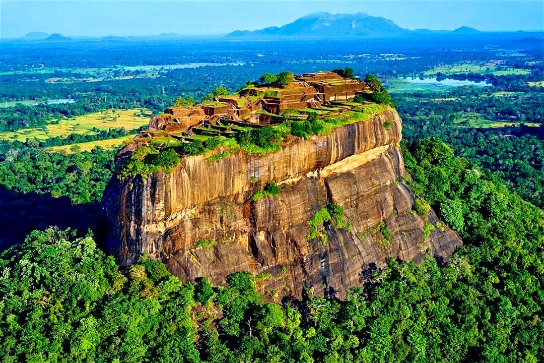 Источник фото: https://geolines.ru/netcat_files/multifile/1777/Sigiriya_Rock._Photo_by_Mohamed_Ramzeen.jpg 