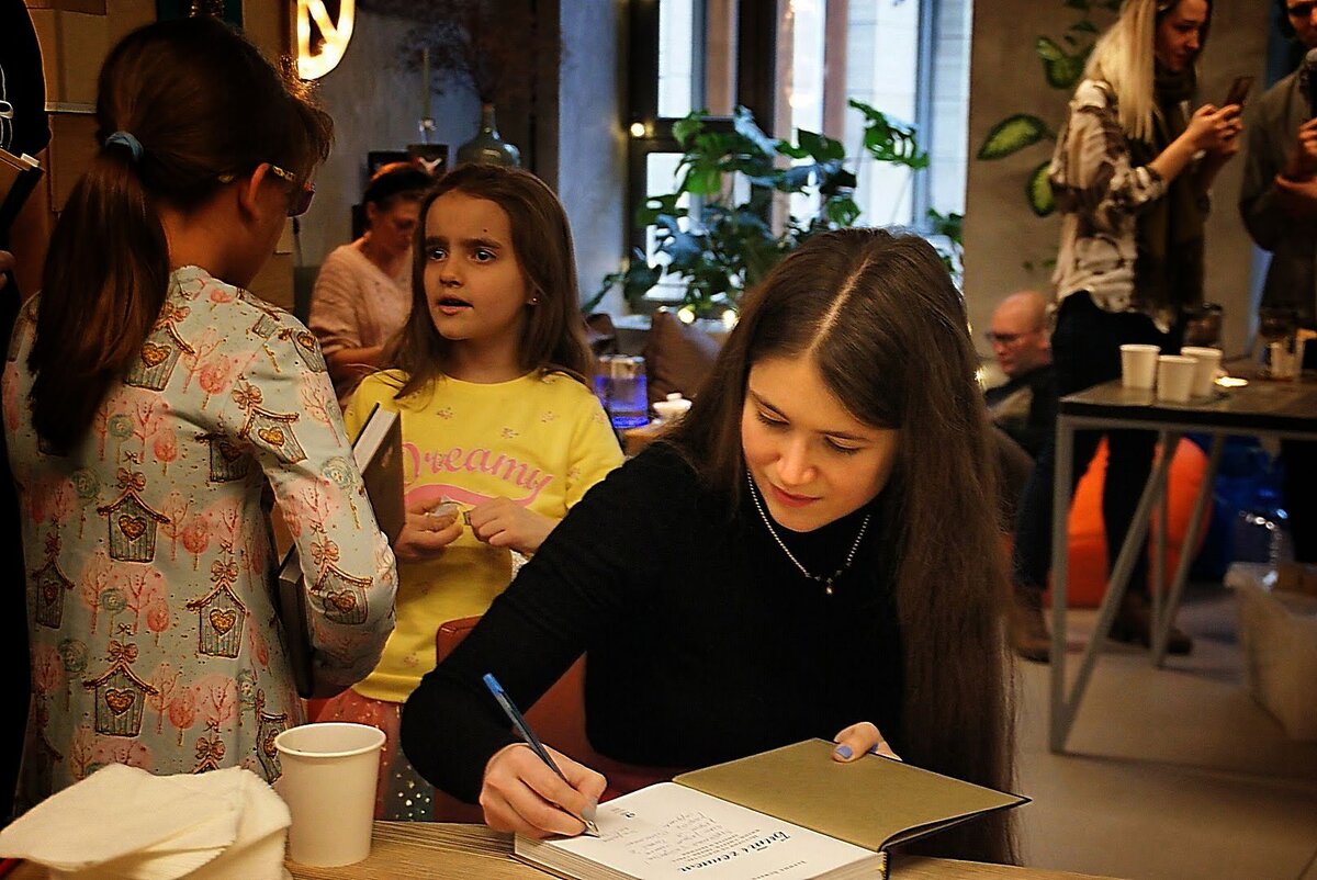 Подписываю книги для первых читателей. 30 ноября 2019. Фотограф Денис Виленский