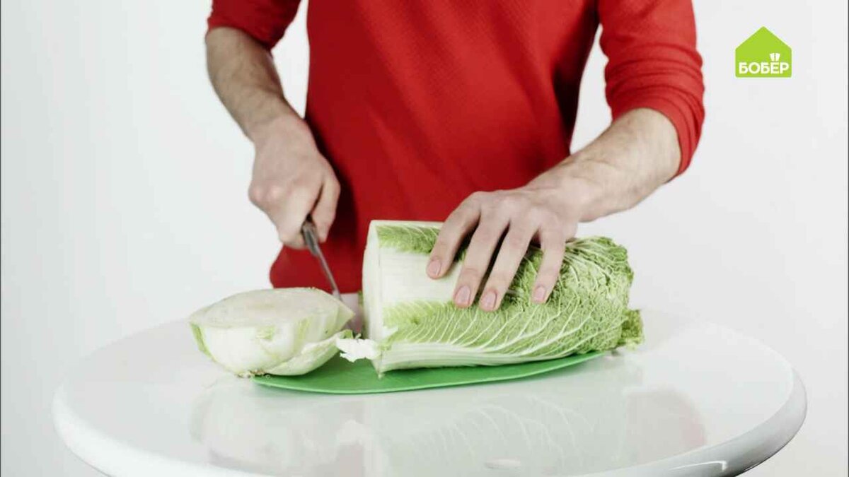 Делаем обёрточную бумагу с помощью пекинской капусты
Отрежьте у капусты нижнюю часть.