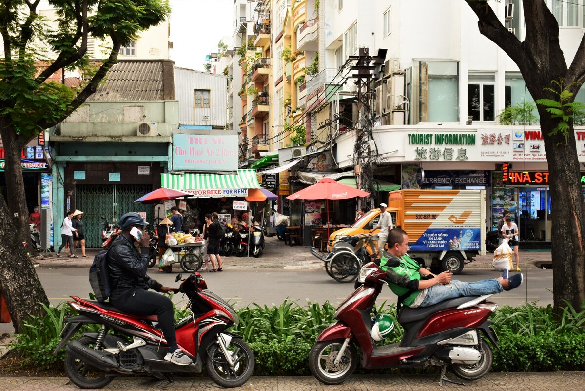 а потом удивляешься откуда у каждого таксиста по новенькому айфону