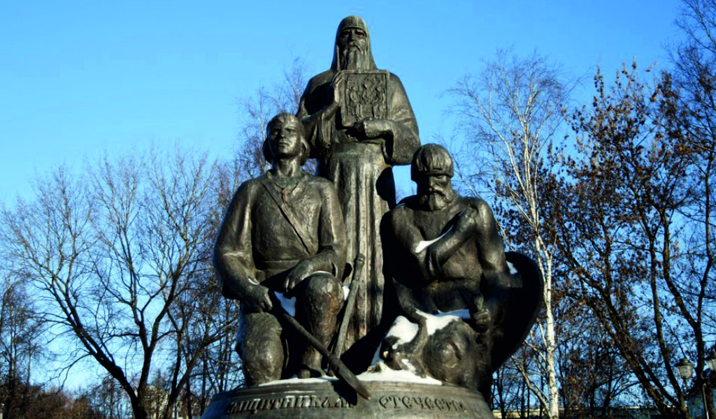 Памятник крестьянам Никону Шилову и Петру Слоте в Троице-Сергиевой Лавре