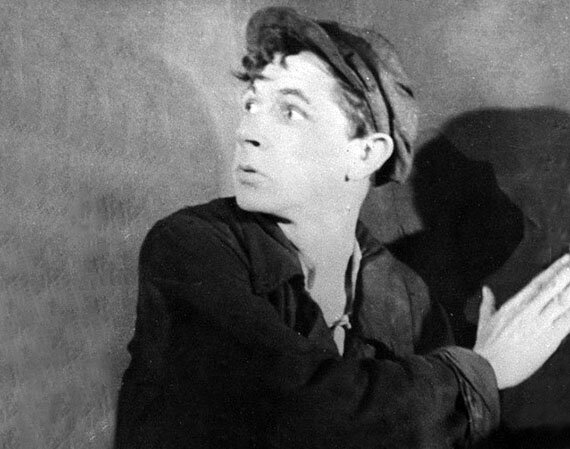 Евгений Лебедев в спектакле «Молодая гвардия». Фото: kino-teatr.ru
