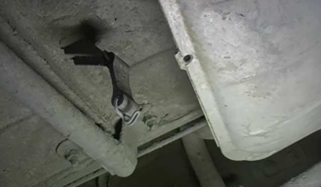 Резинка для глушителя хайлендер 2013. Биение в руле на скорости 50. Похрустывает сзади в машине. Гул в машине при движении. Гул в салоне автомобиля при движении.