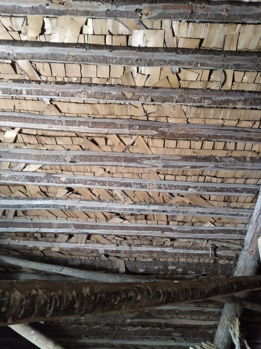 крыша изнутри , простая , но очень надежная дранка