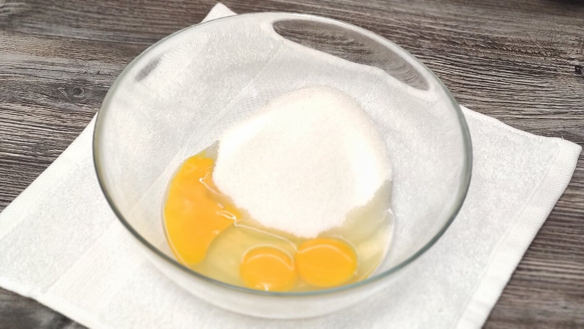 смешиваем яйца и сахар