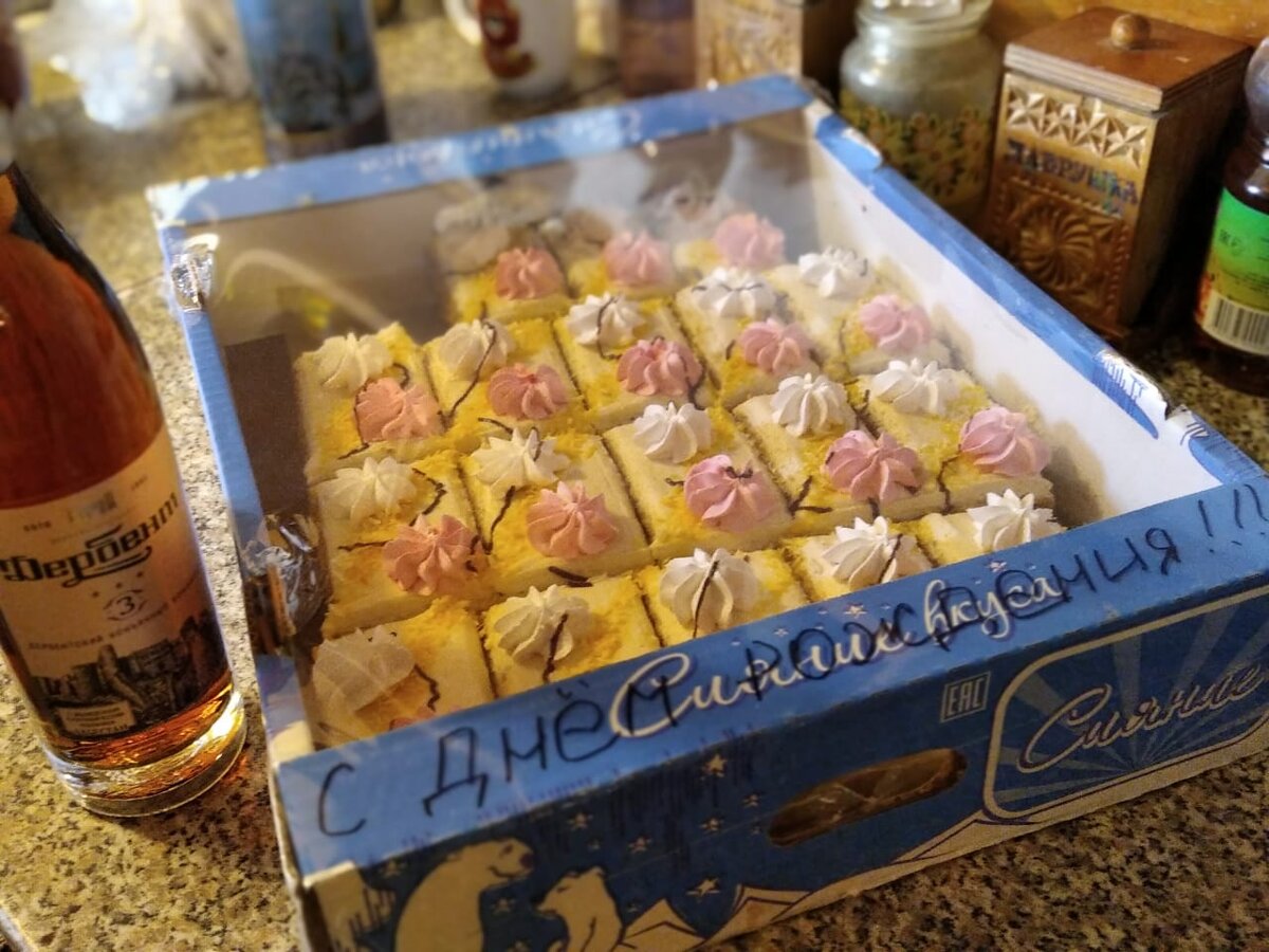 Баба с Дедом приходили - принесли подарок. Вернее, два. Догадайтесь, какой от Бабы, а какой от Деда?.. 