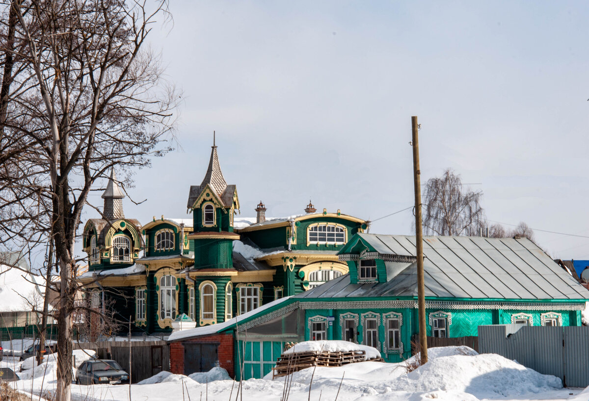 На переднем плане "классический" деревянный дом, на заднем - деревянный модерн