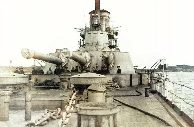 Носовая 305-мм трехорудийная артиллерийская башенная установка линейных кораблей  типа «Севастополь»