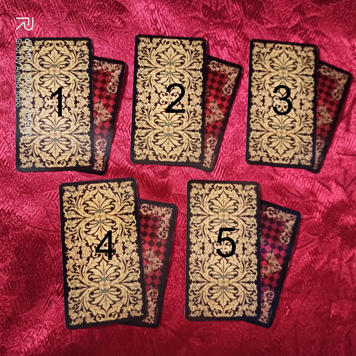 Общее фото расклада. Если определились с цифрами, можно пролистать и просмотреть выпавшие карты. Первая карта будет касаться мужчины, вторая - женщины.